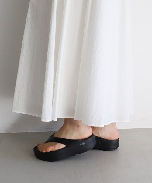 OOFOS（ウーフォス）の「【OOFOS】O Omega-リカバリーサンダル（サンダル・レディース・ベージュ/ブラック・24/23）」の9枚目の写真
