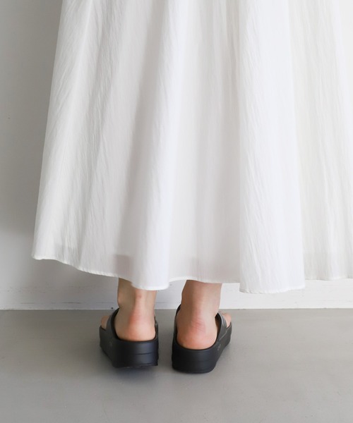 OOFOS（ウーフォス）の「【OOFOS】O Omega-リカバリーサンダル（サンダル・レディース・ベージュ/ブラック・24/23）」の10枚目の写真