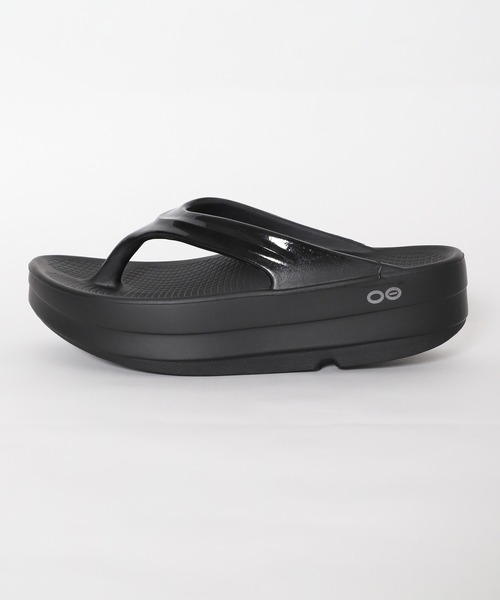 OOFOS（ウーフォス）の「【OOFOS】O Omega-リカバリーサンダル（サンダル・レディース・ベージュ/ブラック・24/23）」の17枚目の写真