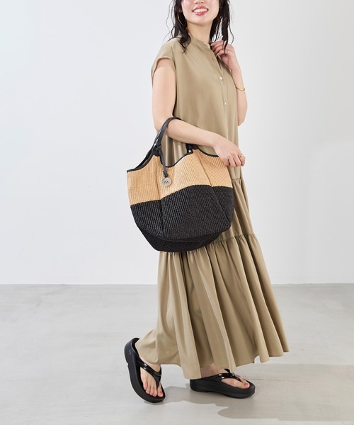 OOFOS（ウーフォス）の「【OOFOS】O Omega-リカバリーサンダル（サンダル・レディース・ベージュ/ブラック・24/23）」の4枚目の写真