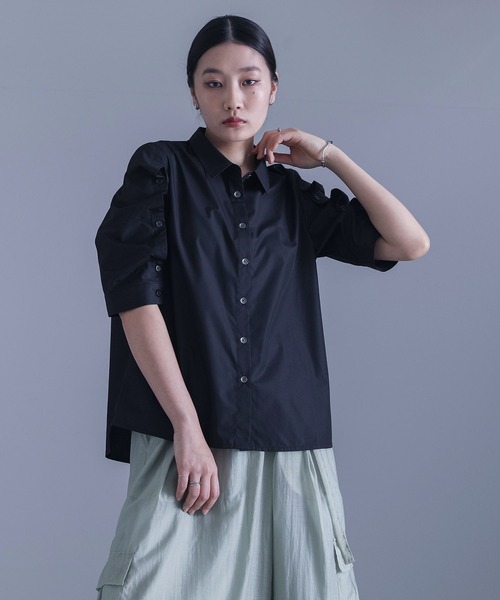 kOhAKU(コハク)の「変形スリーブシャツ(シャツ/ブラウス・レディース・ブルー/オフホワイト/ブラック・2/1)」の15枚目の写真