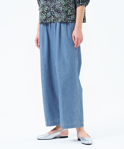 MACKINTOSH PHILOSOPHY(マッキントッシュ フィロソフィー)の「ライトデニムウエストタックパンツ(デニムパンツ・レディース・ブルー/ダークネイビー・40/38/36/34)」の1枚目の写真