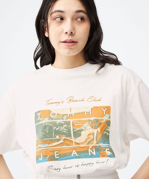 tommy jeans(トミー ジーンズ)の「リラックスビーチクラブグラフィックTシャツ(Tシャツ/カットソー・メンズ・ホワイト/ネイビー・LARGE/MEDIUM/X-LARGE/SMALL)」の1枚目の写真