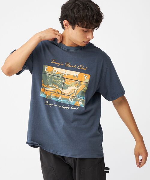 tommy jeans(トミー ジーンズ)の「リラックスビーチクラブグラフィックTシャツ(Tシャツ/カットソー・メンズ・ホワイト/ネイビー・LARGE/MEDIUM/X-LARGE/SMALL)」の19枚目の写真