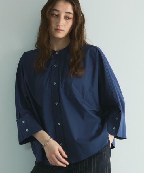 VICKY（ビッキー）の「ノーカラーダブルカフスブラウス≪洗濯機で洗える≫（シャツ/ブラウス・レディース・ネイビー/オフホワイト/ブルー・M）」の2枚目の写真