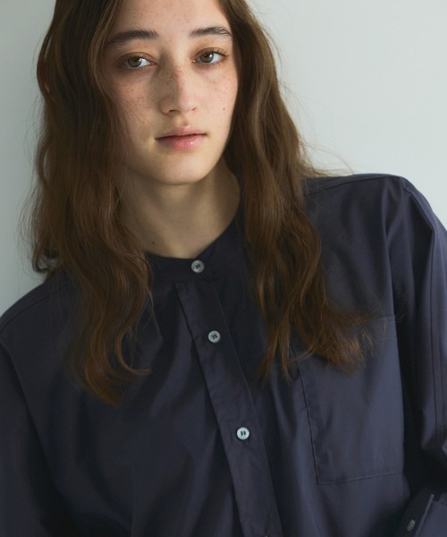 VICKY（ビッキー）の「ノーカラーダブルカフスブラウス≪洗濯機で洗える≫（シャツ/ブラウス・レディース・ネイビー/オフホワイト/ブルー・M）」の4枚目の写真