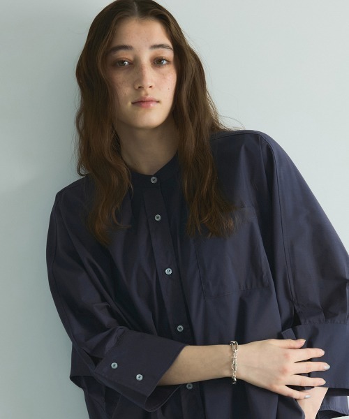 VICKY（ビッキー）の「ノーカラーダブルカフスブラウス≪洗濯機で洗える≫（シャツ/ブラウス・レディース・ネイビー/オフホワイト/ブルー・M）」の6枚目の写真