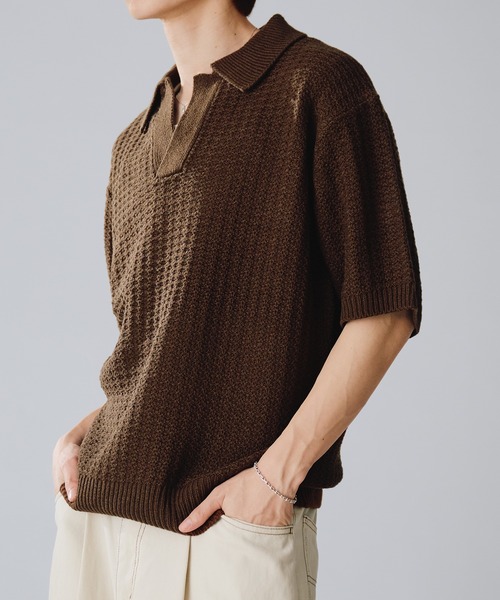 Adoon plain(アドーンプレーン)の「【新色追加】SKIPPER SHORT SLEEVE SUMMER KNIT POLO / スキッパーショートスリーブサマーニットポロ(Tシャツ/カットソー・メンズ・ダークグレー/ベージュ/ブルー/ライトグレー/ライトベージュ/ボルドー/ブラウン/ブラック/ライトブルー・MEDIUM/LARGE)」の4枚目の写真