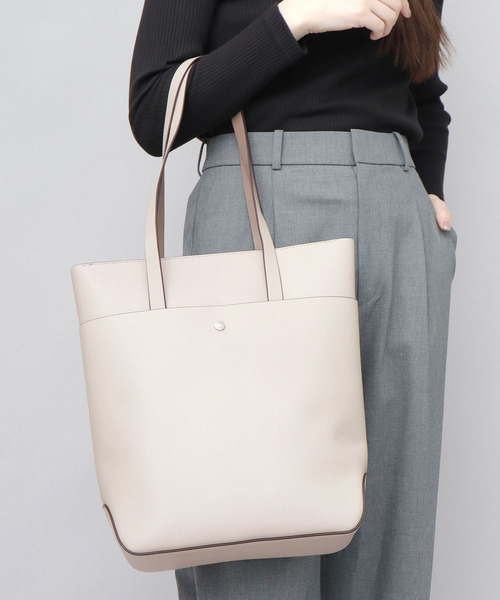 Legato Largo（レガートラルゴ）の「かるいかばん レザー調 縦型 PC収納トートバッグ A4・13インチPC収納対応（ビジネスバッグ・レディース・ブラック/グレイッシュベージュ/ライトグレー・FREE）」の2枚目の写真