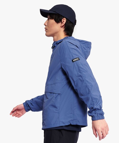 AIGLE(エーグル)の「UVカット 撥水ライトウェイトフーデッド ナイロンジャケット(ナイロンジャケット・メンズ・ブルー/ライトグリーン・M/L/S)」の6枚目の写真