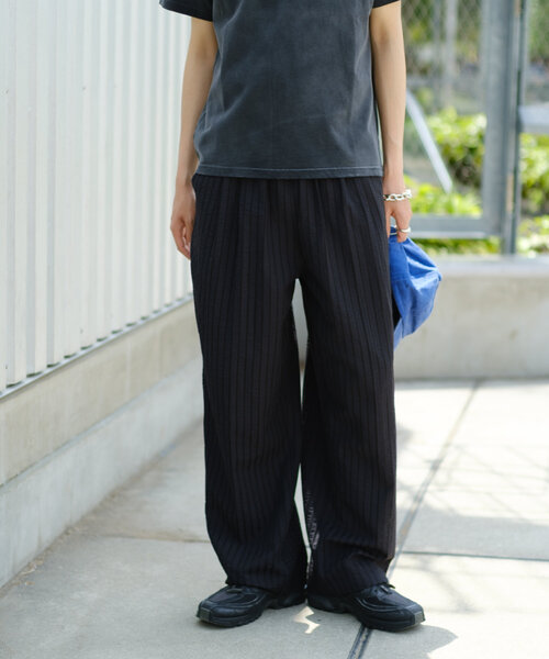 WHIMSIC（ウィムジック）の「【UNISEX/SET対応】シアサッカーストライプルーズフィットイージーパンツ（その他パンツ・レディース・ブラック/ベージュ・FREE）」の3枚目の写真