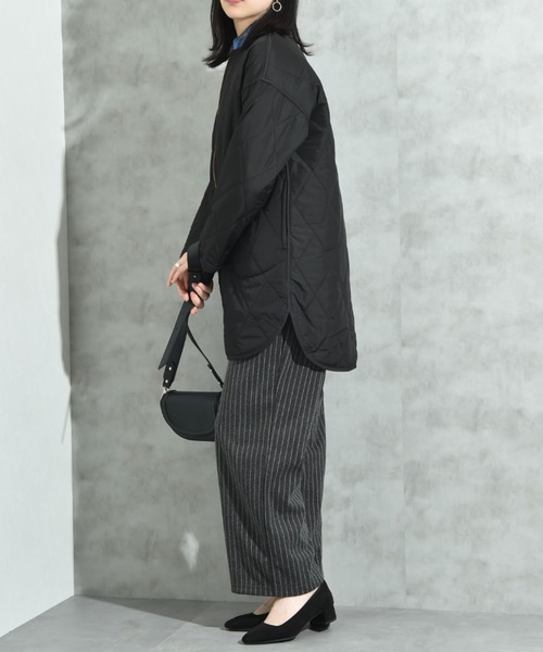 INTERPLANET（インタープラネット）の「タフタ＊キルトリバーシブルミドルコート（ノーカラーコート・レディース・グレイッシュベージュ/チャコールグレー・FREE）」の5枚目の写真