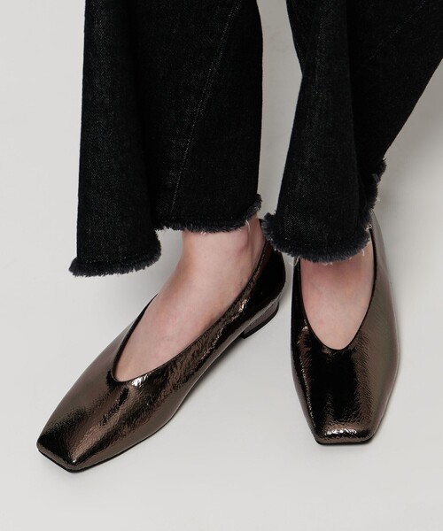UNITED ARROWS(ユナイテッドアローズ)の「スクエア フラット パンプス(パンプス・レディース・その他1/ブラック/ホワイト/シルバー・38/37/36/35h/36h/37h/35)」の6枚目の写真