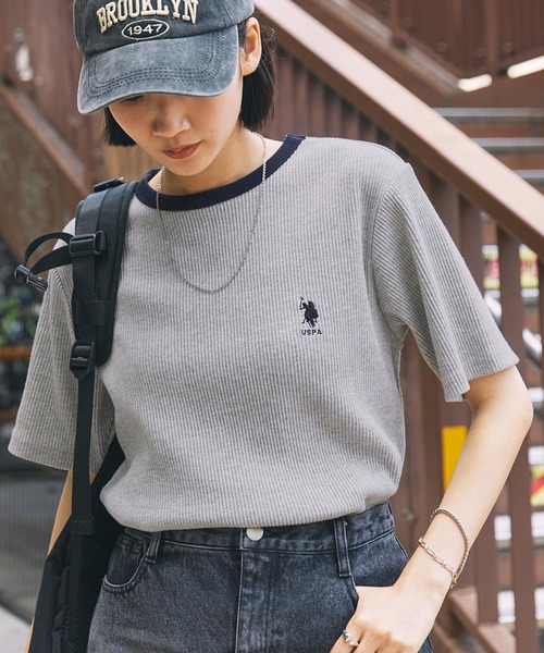 MONO-MART(モノマート)の「U.S. POLO ASSN. /ユーエスポロアッスン 別注 ワンポイント刺繍 リブクルーネック半袖Tシャツ(Tシャツ/カットソー・レディース・ブラウン/ブラック×ホワイト/ブラック/ライトピンク/オフホワイト/グレー系・M/L)」の4枚目の写真