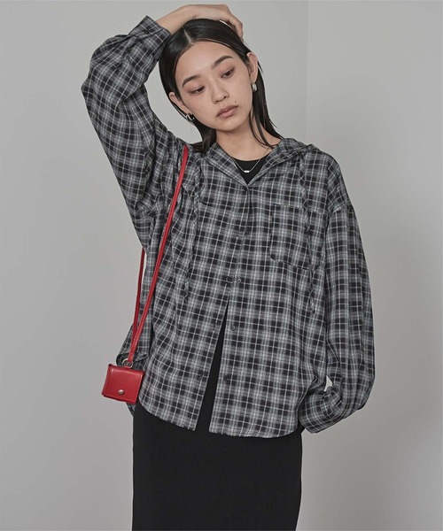 miette(ミエット)の「フード付きオーバーサイズチェックシャツ(シャツ/ブラウス・レディース・ブラック/ネイビー/ブラウン・FREE)」の2枚目の写真