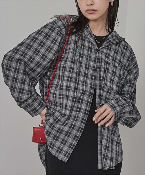 miette(ミエット)の「フード付きオーバーサイズチェックシャツ(シャツ/ブラウス・レディース・ブラック/ネイビー/ブラウン・FREE)」の4枚目の写真