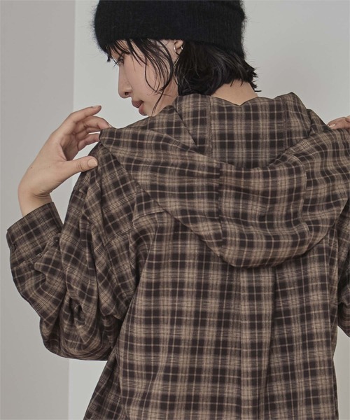 miette(ミエット)の「フード付きオーバーサイズチェックシャツ(シャツ/ブラウス・レディース・ブラック/ネイビー/ブラウン・FREE)」の11枚目の写真