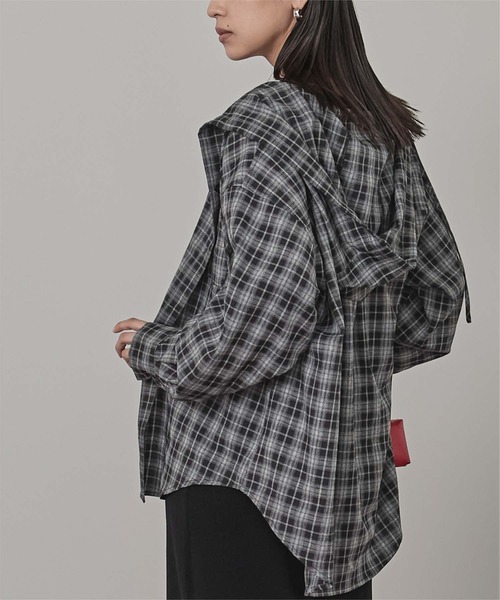 miette(ミエット)の「フード付きオーバーサイズチェックシャツ(シャツ/ブラウス・レディース・ブラック/ネイビー/ブラウン・FREE)」の7枚目の写真