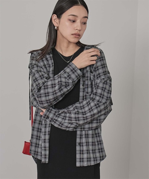 miette(ミエット)の「フード付きオーバーサイズチェックシャツ(シャツ/ブラウス・レディース・ブラック/ネイビー/ブラウン・FREE)」の8枚目の写真