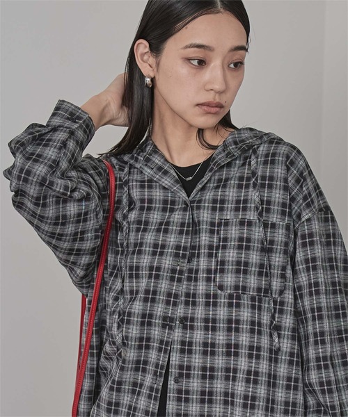 miette(ミエット)の「フード付きオーバーサイズチェックシャツ(シャツ/ブラウス・レディース・ブラック/ネイビー/ブラウン・FREE)」の9枚目の写真