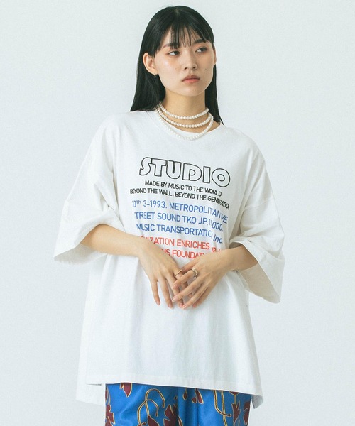 ROSE BUD(ローズバッド)の「(GENE HEAVENS)EMBROIDERY PRINT BIG TEE(Tシャツ/カットソー・レディース・ホワイト/グレー・ONE SIZE)」の3枚目の写真