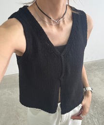 ISOOK（アイスー）の「クロップドVネックニットベスト(chiica select)クロップドVネックニットベスト(chiica select) / サマーニット レイヤード タンクトップ ノースリーブ 重ね着 クロップド丈 短丈 ショート丈 ベージュ アイボリー ブラック（ベスト）」