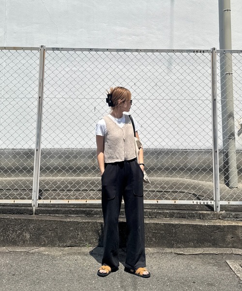 ISOOK（アイスー）の「クロップドVネックニットベスト(chiica select)クロップドVネックニットベスト(chiica select) / サマーニット レイヤード タンクトップ ノースリーブ 重ね着 クロップド丈 短丈 ショート丈 ベージュ アイボリー ブラック（ベスト・レディース・ライトイエロー/モカ/ブラック・FREE）」の7枚目の写真