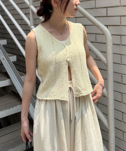 ISOOK(アイスー)の「クロップドVネックニットベスト(chiica select)クロップドVネックニットベスト(chiica select) / サマーニット レイヤード タンクトップ ノースリーブ 重ね着 クロップド丈 短丈 ショート丈 ベージュ アイボリー ブラック(ベスト・レディース・ライトイエロー/モカ/ブラック・FREE)」の22枚目の写真