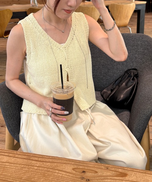 ISOOK(アイスー)の「クロップドVネックニットベスト(chiica select)クロップドVネックニットベスト(chiica select) / サマーニット レイヤード タンクトップ ノースリーブ 重ね着 クロップド丈 短丈 ショート丈 ベージュ アイボリー ブラック(ベスト・レディース・ライトイエロー/モカ/ブラック・FREE)」の20枚目の写真