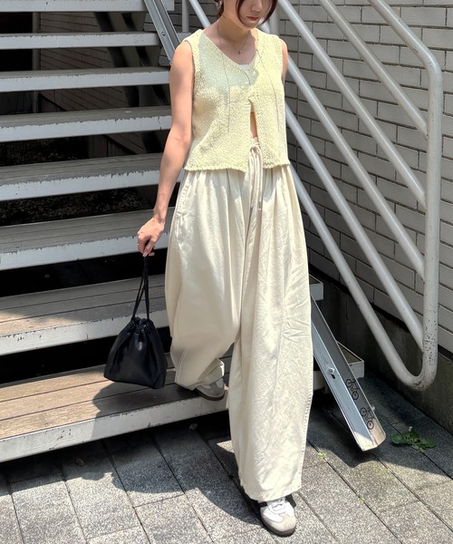 ISOOK(アイスー)の「クロップドVネックニットベスト(chiica select)クロップドVネックニットベスト(chiica select) / サマーニット レイヤード タンクトップ ノースリーブ 重ね着 クロップド丈 短丈 ショート丈 ベージュ アイボリー ブラック(ベスト・レディース・ライトイエロー/モカ/ブラック・FREE)」の19枚目の写真