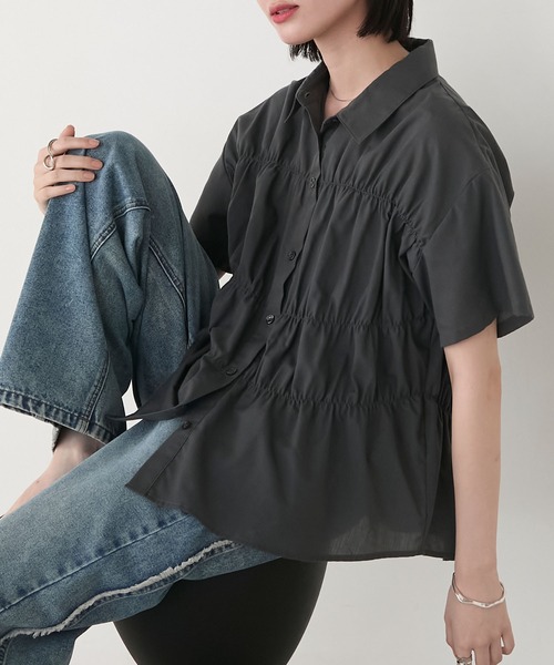 forksy.(フォルクシー)の「【forksy.】シャーリングデザイン ビスチェライク半袖シャツ(シャツ/ブラウス・レディース・ライトブルー/チャコールグレー/オフホワイト・FREE)」の1枚目の写真