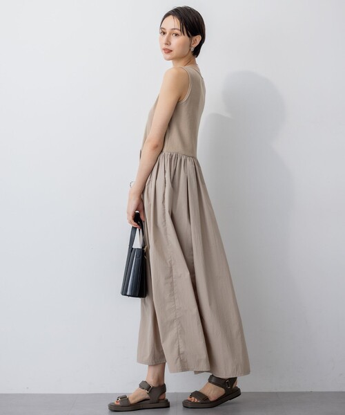 23区 L(ニジュウサンクオオキイサイズ)の「【Oggi8月号掲載/洗える】ニットレイヤード ワンピース(ワンピース・レディース・ベージュ系/ネイビー系/ダークブラウン系・44/48/46)」の13枚目の写真