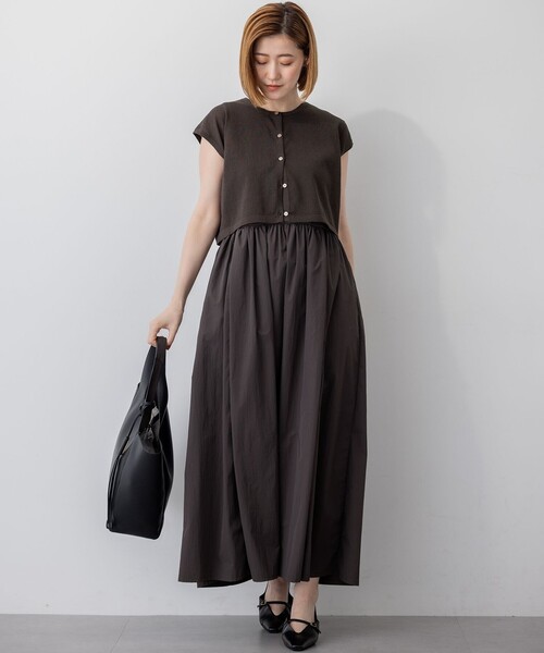23区 L(ニジュウサンクオオキイサイズ)の「【Oggi8月号掲載/洗える】ニットレイヤード ワンピース(ワンピース・レディース・ベージュ系/ネイビー系/ダークブラウン系・44/48/46)」の22枚目の写真