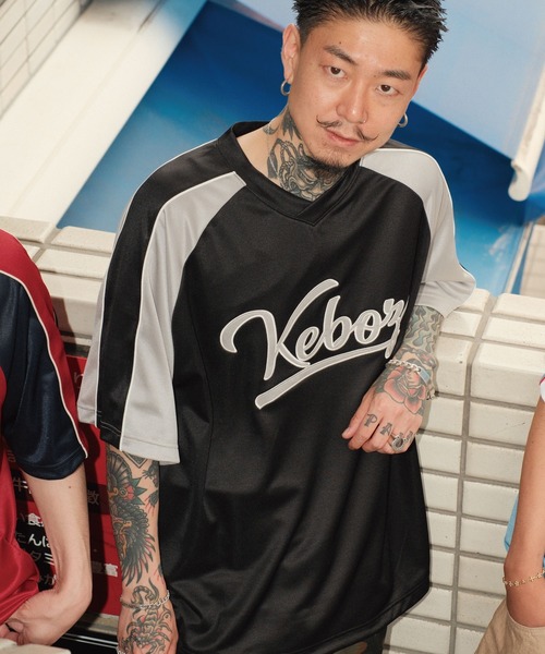 KEBOZ（ケボズ）の「ICON V NECK SPORTS TEE（Tシャツ/カットソー