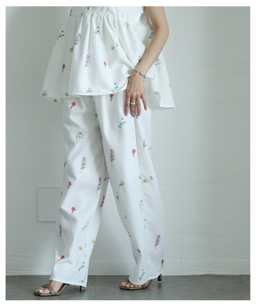 Sawa a la mode(サワアラモード)の「花柄セミワイドストレートパンツ(その他パンツ・レディース・ブラック/オフホワイト/ネイビー・FREE)」の6枚目の写真