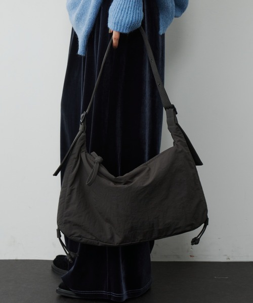 LE VERNIS（ル・ベルニ）の「LE VERNIS(ル・ベルニ) Stomach bag S（ハンドバッグ・レディース・チャコール/ブラック/ベージュ/ブラウン・FREE）」の2枚目の写真