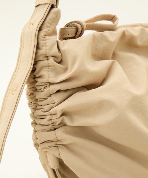 LE VERNIS（ル・ベルニ）の「LE VERNIS(ル・ベルニ) Stomach bag S（ハンドバッグ・レディース・チャコール/ブラック/ベージュ/ブラウン・FREE）」の19枚目の写真