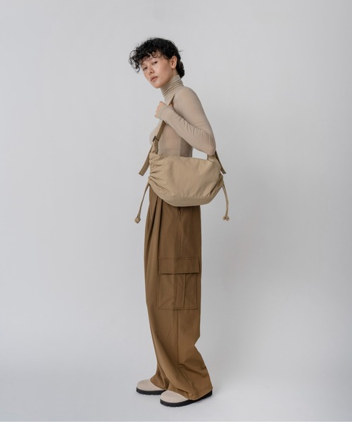 LE VERNIS（ル・ベルニ）の「LE VERNIS(ル・ベルニ) Stomach bag S（ハンドバッグ・レディース・チャコール/ブラック/ベージュ/ブラウン・FREE）」の9枚目の写真