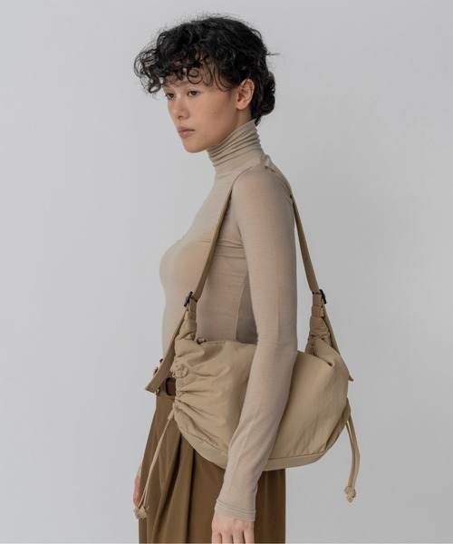 LE VERNIS（ル・ベルニ）の「LE VERNIS(ル・ベルニ) Stomach bag S（ハンドバッグ・レディース・チャコール/ブラック/ベージュ/ブラウン・FREE）」の5枚目の写真