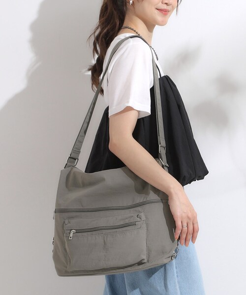 SHOO・LA・RUE(シューラルー)の「【撥水/3WAY】リュックにもなる変形ショルダーバッグ(ショルダーバッグ・レディース・ブラック/グレー/ブルー/ワインレッド・00)」の5枚目の写真
