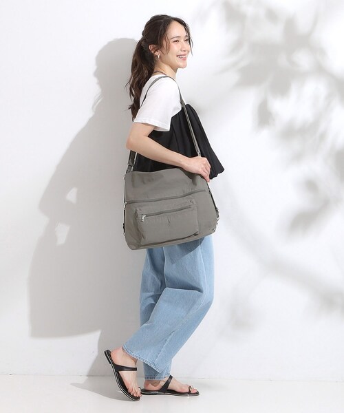 SHOO・LA・RUE(シューラルー)の「【撥水/3WAY】リュックにもなる変形ショルダーバッグ(ショルダーバッグ・レディース・ブラック/グレー/ブルー/ワインレッド・00)」の6枚目の写真