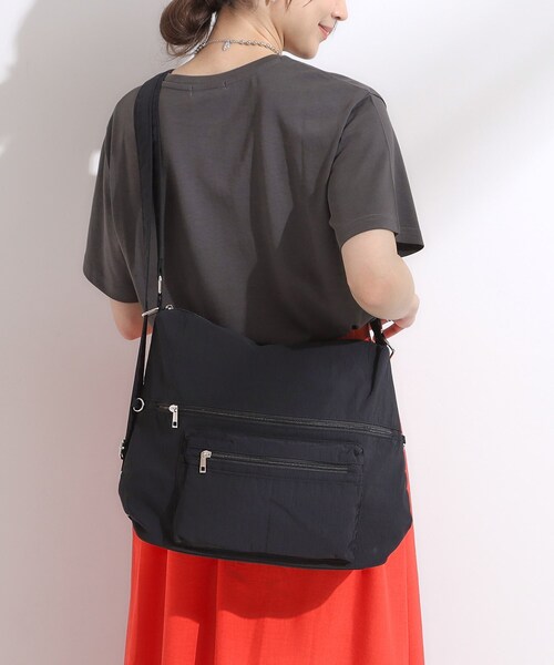SHOO・LA・RUE(シューラルー)の「【撥水/3WAY】リュックにもなる変形ショルダーバッグ(ショルダーバッグ・レディース・ブラック/グレー/ブルー/ワインレッド・00)」の7枚目の写真