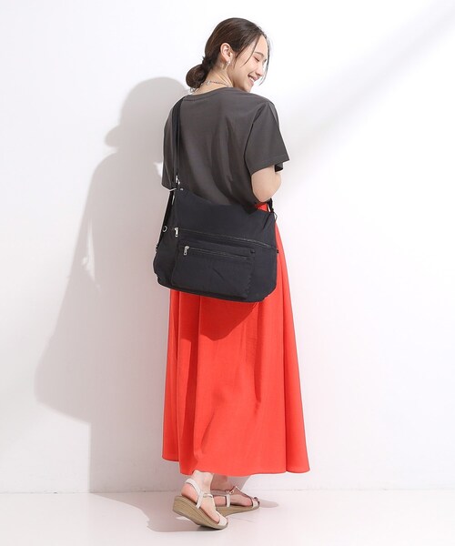 SHOO・LA・RUE(シューラルー)の「【撥水/3WAY】リュックにもなる変形ショルダーバッグ(ショルダーバッグ・レディース・ブラック/グレー/ブルー/ワインレッド・00)」の8枚目の写真