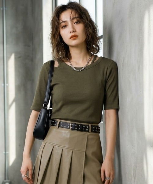 DIP IN CHOCOLATE(ディップインチョコレート)の「アシメショルダーデザインリブトップス【DIP IN CHOCOLATE】(Tシャツ/カットソー・レディース・ブラック/カーキ/クリーム/ブラウン・F)」の2枚目の写真