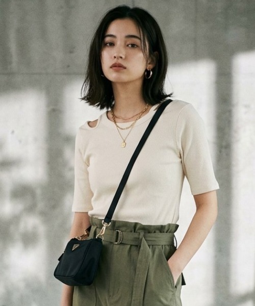 DIP IN CHOCOLATE(ディップインチョコレート)の「アシメショルダーデザインリブトップス【DIP IN CHOCOLATE】(Tシャツ/カットソー・レディース・ブラック/カーキ/クリーム/ブラウン・F)」の4枚目の写真