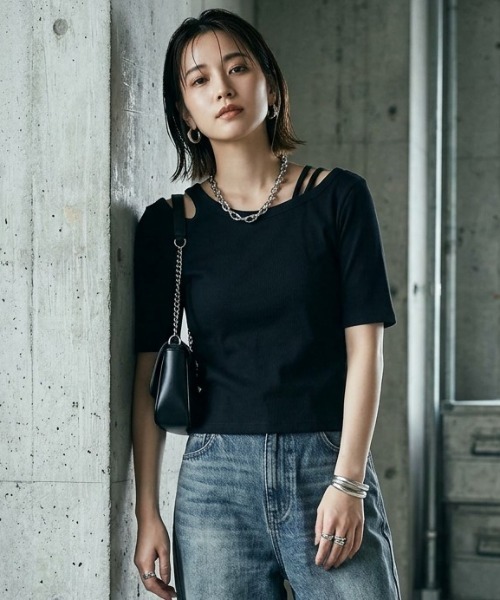 DIP IN CHOCOLATE(ディップインチョコレート)の「アシメショルダーデザインリブトップス【DIP IN CHOCOLATE】(Tシャツ/カットソー・レディース・ブラック/カーキ/クリーム/ブラウン・F)」の3枚目の写真