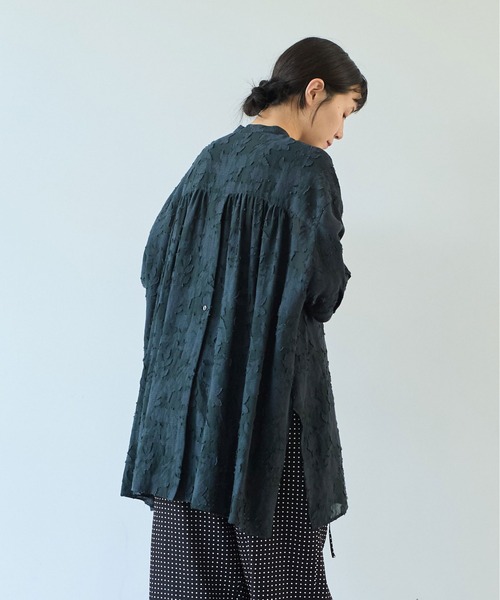 専用★新品タグ付★ yuni シアーカットジャカード　チュニックブラウス yuni（ユニ ）の「シアーカットジャカード チュニックブラウス（シャツ
