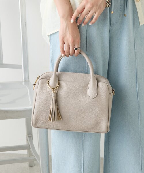 Jena espace merveilleux（ジェナ　エスパスメルヴェイユ）の「タッセル本革ボストンバッグ（ショルダーバッグ・レディース・グレー/ブラック・FREE）」の2枚目の写真