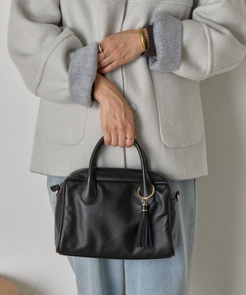 Jena espace merveilleux（ジェナ　エスパスメルヴェイユ）の「タッセル本革ボストンバッグ（ショルダーバッグ・レディース・グレー/ブラック・FREE）」の5枚目の写真