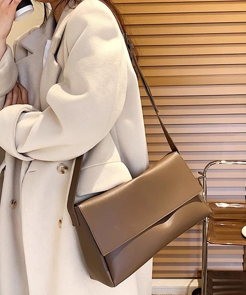 DAY CLOSET（デイ クローゼット）の「【ドラマ衣装提供/2WAY】きれいめ ワンハンドル ショルダーバッグ レディース（ショルダーバッグ・レディース・グレイッシュベージュ/ブラック/ブラウン・ONE SIZE）」の7枚目の写真